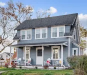 Adorable Cottage with Cottage porch, walk to water & town