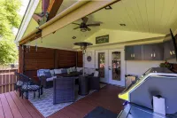 Gather in Saskatoon - Hot Tub 85" TV, Deck, Bbq, Trampoline, Games Room, 5Bdrm 새스커툰 호텔