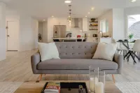 Newly Updated 3BR 3Bath Lakeview Vista, BBQ and New Appliances - King Bed Hotels in West Kelowna