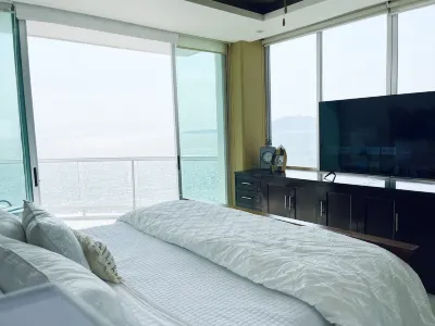 *New Listing* LUXURY BEACH PENTHOUSE INFINITY POOL & ROOFTOP BAR Hotel di 