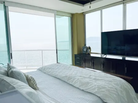 *New Listing* LUXURY BEACH PENTHOUSE INFINITY POOL & ROOFTOP BAR