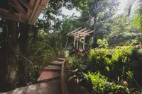 Secluded Hillside Cottage with Bay & Rainforest Views, Just 5 Mins to the Beach Hôtels à : 