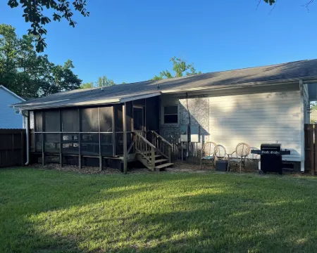 Hampstead 3 bedroom house close to Wilmington: 2 living rooms and Fenced in Yard Hotels in Pender County