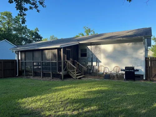 Hampstead 3 bedroom house close to Wilmington: 2 living rooms and Fenced in Yard