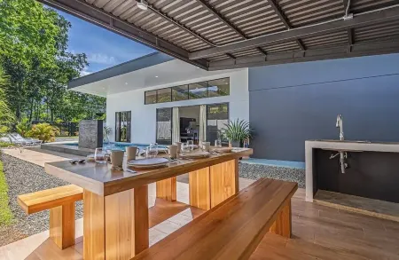 Coral Dream House - Tropical retreat w/ pool, walkable location in Uvita!