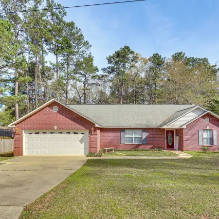 Peaceful 3Br Home | Private Deck | Near Downtown