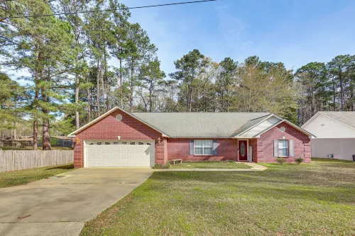 Peaceful 3Br Home | Private Deck | Near Downtown - Wifi