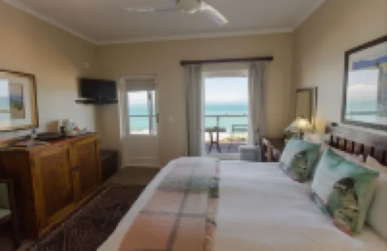 Moonglow Guesthouse Hotel berhampiran Pantai Long Beach