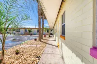 Pineapple Shores Retro Inn
