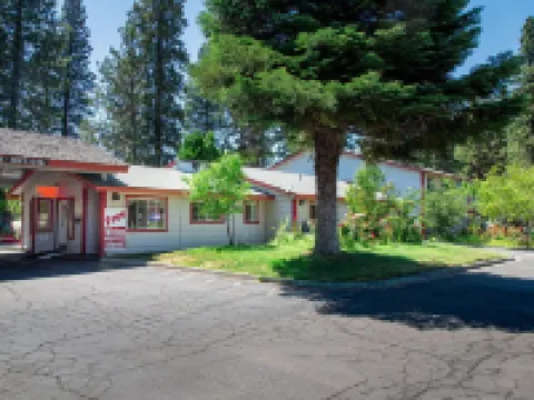 Sis Q Inn Hoteles en Weed