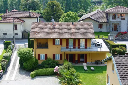 Appartamenti Ferrari Residence Các khách sạn ở Maccagno con Pino e Veddasca