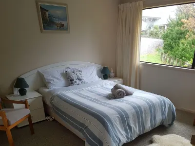 Secluded Cottage on beautiful private Peninsula Hotels near Mangarakau Wetland Field Centre