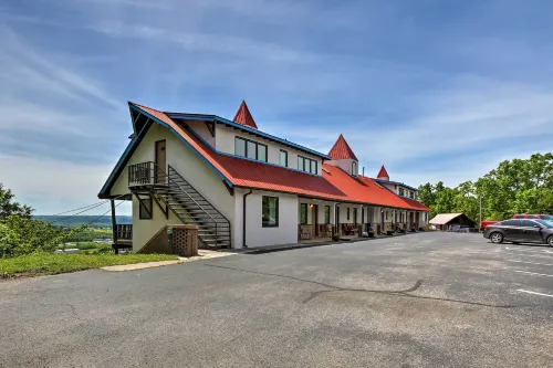 Burkesville Apt w/ Deck, Views & Pool Access! - Wifi