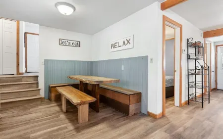 The Cabin on Kinglet-walk to the Village and short drive to the lake