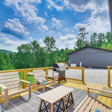 Hot Tub & Mtn Views: Pet-Friendly Englewood Cabin
