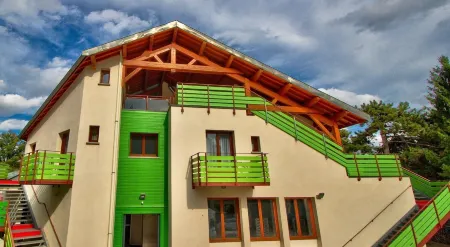 Logis Hôtel Restaurant le Chalet du Mont Roland Отели в г. Шоссен