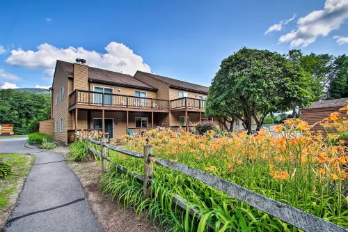 Lincoln Condo w/ Balcony - 6 Mi to Loon Mtn! - موقف سيارات