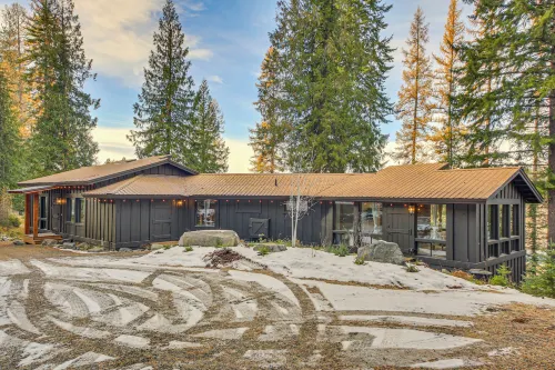 Bonners Ferry Cabin w/ Wraparound Deck & Views! - Parkering