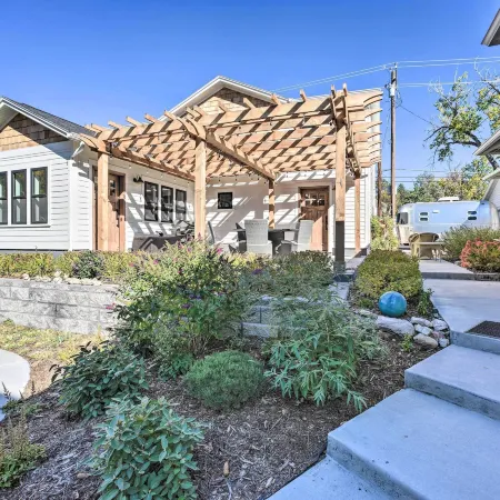 Castle Rock Cottage - Walk to Town!