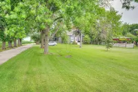 Charming Eagle Grove Farmhouse w/ Patio! - Homestays
