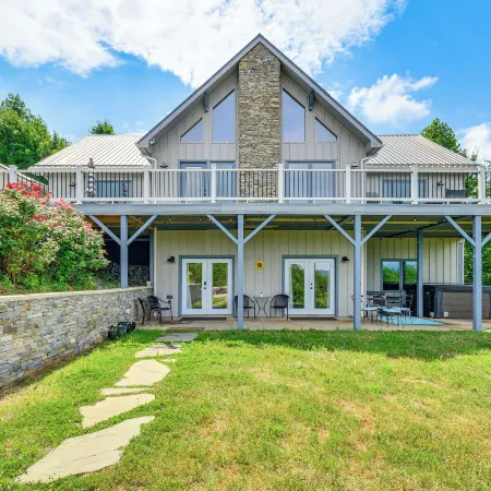 Nebo Home w/ Hot Tub: Wheelchair Accessible