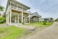 Family-Friendly Waterfront Oasis: 7 Miles to Beach - parking