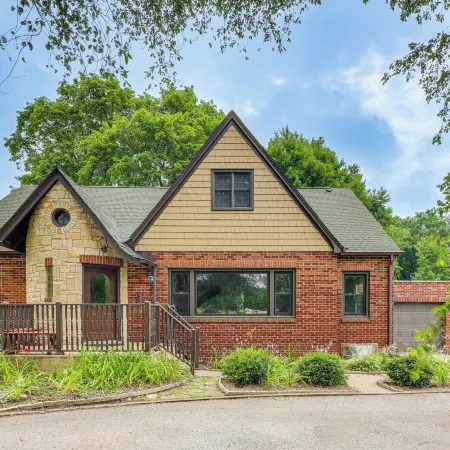 Cozy Abode ~ 3 Mi to Indiana Dunes Nat'l Park