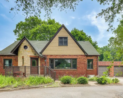 Cozy Abode ~ 3 Mi to Indiana Dunes Nat'l Park Hotels in Chesterton