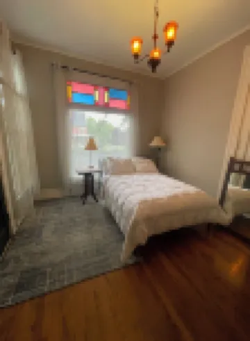 2-bedroom 19th centry Victorian apartment  Des Moines with AC, WiFi