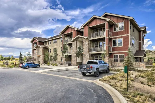 Balcony & Grill: Mtn-View Retreat in Granby! - parking
