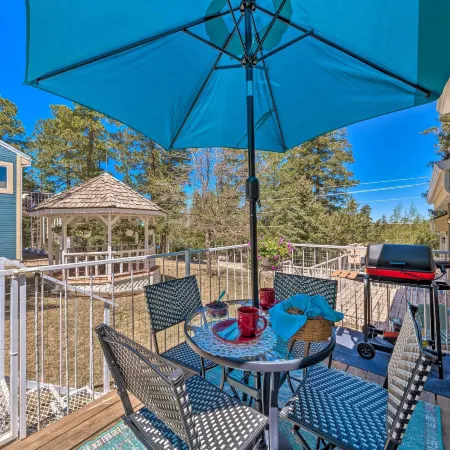 Eclectic Home w/ Deck: 4 Miles to Ski Cloudcroft! Отели в г. Клаудкрофт