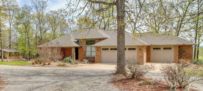 Lake-View Retreat w/ Fire Pit in Mountain Home! Ξενοδοχεία στην πόλη Baxter County