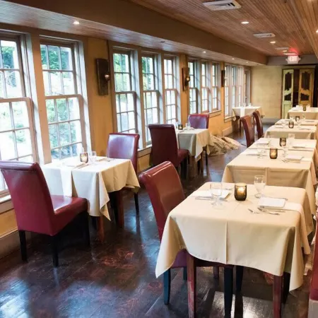 The Red Lion Inn Resort 1704 Отели рядом с достопримечательностью «Пляж Нантаскет»