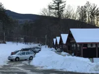 Swiss Chalets Village Inn - parking