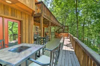 Heber Springs Family Lake House: Fire Pit & Decks - balcón