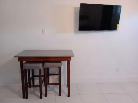 2 minutes from Downtown 5 minutes from the airport. 2 minutes from ferry