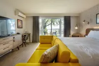 Hôtel Versō Hotels near Pointe-Merry Park