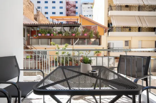 Classic Apartment in Piraeus, walk to Zeas Marina