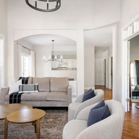 Nest out west in this professionally designed 2 BD/3 BA townhome. Sleeps 6.