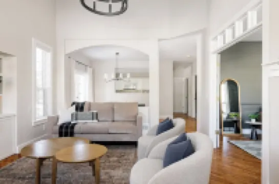 Nest out west in this professionally designed 2 BD/3 BA townhome. Sleeps 6.