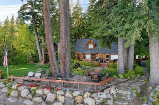 Homewood Lakefront by Avantstay Private Beach & Lake Access + Views! Hotels in Homewood