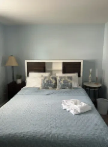 Charming 2-bedroom cottage with AC, WiFi, DE fields, restaurants, boats, beach