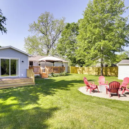 Three Oaks Home w/ Guest House - 8 Mi to Beach!