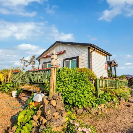 Jeju Kkot Hyang gi Badasori Pension Отели рядом с достопримечательностью «Парк бонсай «Энергичный Сад»»