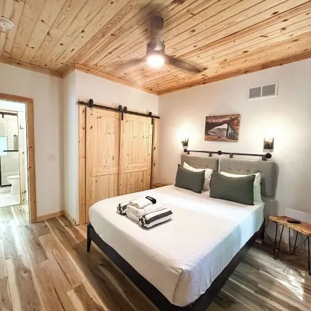 Scandanavian Cabin-Hot Tub-EV Charger-Fire Pit-Close to All RRG Action