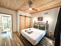 Scandanavian Cabin-Hot Tub-EV Charger-Fire Pit-Close to All RRG Action