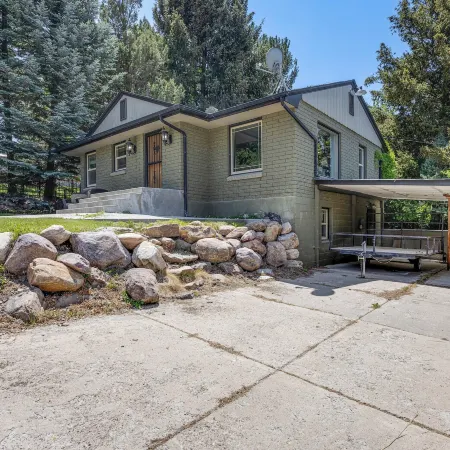 Mountain Views Walkable Lava Hot Springs Home!