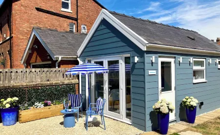 The Wee Blue House LythamTiny house with lovely garden in Lytham St Annes