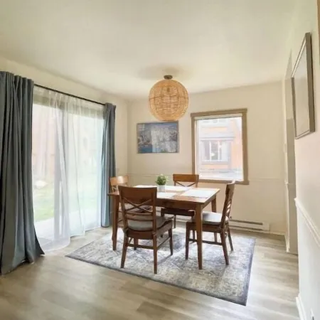 Clean modern farmhouse in Snowcreek with 4 minute walk to shuttle and preserve