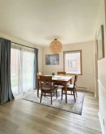 Clean modern farmhouse in Snowcreek with 4 minute walk to shuttle and preserve